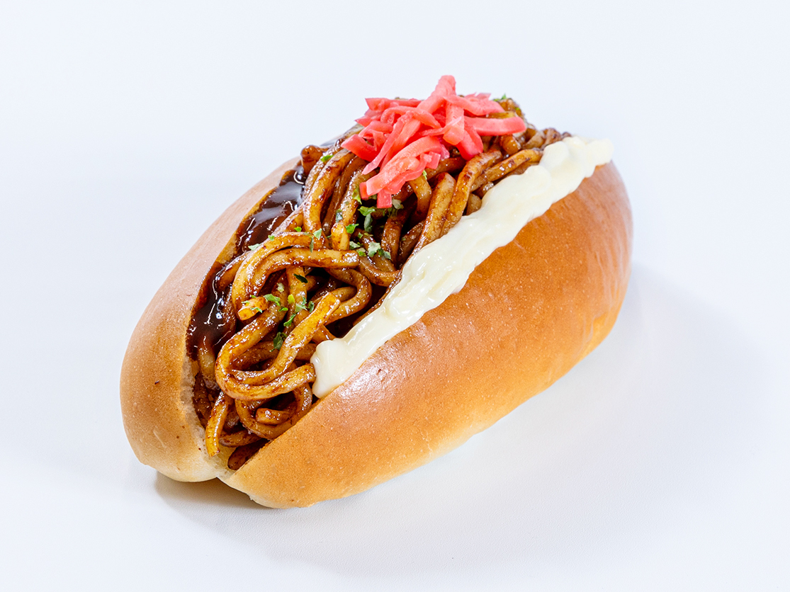 中身は蒸し麺から作る特別な味付けの焼きそば